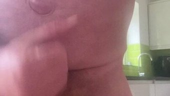 Tombul Biseksüel Baba Ayı Kişisel Creampie Seansına Dalıyor