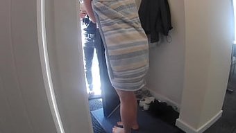 Genç Sarışın Milf, Halka Açık Bir Yerde Sakso Çekiyor Ve Içine Boşalıyor