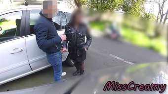 Misscreamy Tarzında Arabada Giderken Kamusal Alanda Sik, Ağızda Blowjob Ve Dölle Parlıyor.