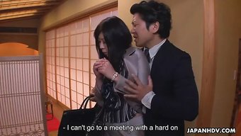 Bir Amatör Japon Sekreter, Patronu Tarafından Bir Restoranda Beceriliyor.