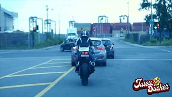 Motosikletli Kız, Bölüm 1'De Derin Boğaz Ve Am Yalama Alıyor