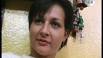 Olgun Kadın Devasa Bir Vibratörle Kendini Tatmin Ediyor