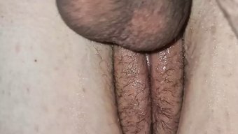 Kardeşinin Islak Ve Dolgun Amcığından Orgazm