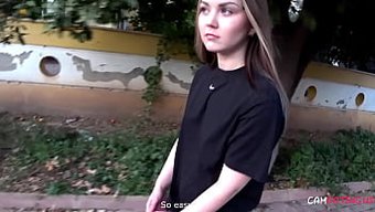 Sevimli Porno Yıldızı Anya, Bir Ağaçta Sıkışıp Sert Bir Şekilde Beceriliyor
