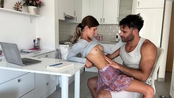 Cılız Kız Gina Gerson, Kocaman Alete Binip Inanılmaz Bir Şehvetle Kendinden Geçiyor.