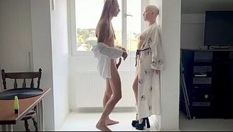 Evde Biraz Ön Sevişmeden Sonra, Uzun Saçlı Sevgilim Beni Arkadan Aldı.