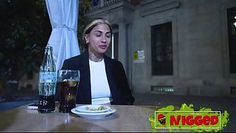 Fantezi Iç Çamaşırlı Orospular, Zenci Girişleriyle Ağızlarına Geleni Şov Yapıyor.