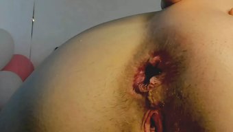Ince Genç Kız Dildo Ve Web Kamerasıyla Anal Oyunun Tadını Çıkarıyor