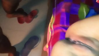 Kayınçonun Dar Amcığı Ev Yapımı Bir Videoda Geriliyor Ve Dolu