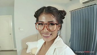 Büyük Göğüslü Milf, Öğretmen Rolünde Içine Boşalıyor