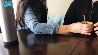 Esmer Öğrenci, Sert Eylem Sırasında Creampie Sürprizi Alıyor