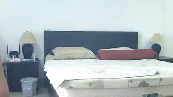 Bu Ateşli Videoda Yaşlı Bir Adam Genç Bir Ladyboy Ile Arzularını Tatmin Ediyor