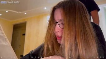 Olgun Milf, Kocasını Aldattıktan Sonra Üvey Oğlu Tarafından Içine Boşalıyor