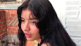 Genç Komşu Fotoğraf Çekimi Sırasında Tahrik Oluyor Ve Seks Yapıyor