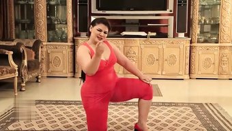 Gazal Chaudhary'Nin Büyüleyici Dans Performansında Olgun Asyalı Cazibesi