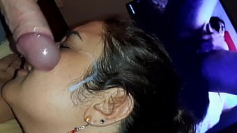 Eşim Eski Bir Sevgiliyle Zoom'Da Mastürbasyon Yapıyor, Beni Ve Süt Veren Göğüslerimi Ihmal Ediyor