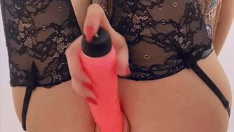 Göğüslü Genç Kız, Devasa Bir Dildoyla Tek Başına Oynamaya Dalıyor