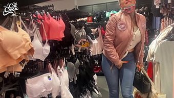 Amatör Milf, Halka Açık Bir Yerde Seks Oyuncaklarıyla Amını Genişletiyor