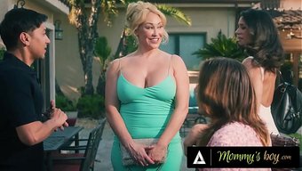 Penny Barber’ın Üvey Oğlu, Göğüsleriyle Dikkat Çeken Milf’in Aletine Binerken Yakalanıyor.