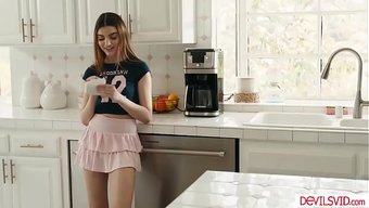 Minyon Üvey Kız, Oyuncakla Oynarken Üvey Babası Gizlice Izliyor.