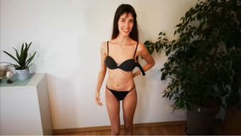 Topuklu Ayakkabılı Dolgun Göğüslü Bebek, Iç Çamaşırı Ve Yüksek Topuklarla Tahrik Ediyor