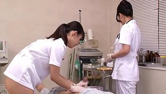 Japon Hemşireler Hastalara Bakım Ve Rahatlık Veriyor