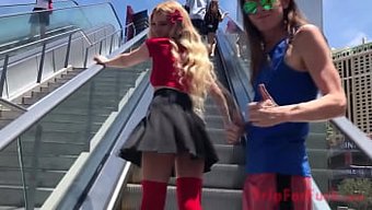 Sarışın Bir Amerikan Fahişe Vegas'Ta Tangasını Gösteriyor