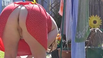 Seksi Iç Çamaşırıyla H. Bu Yıkama Videosunda Temizleniyor