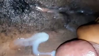 Afrikalı Güzellik, Erkek Arkadaşından Sürpriz Bir Ziyaret Alıyor