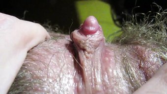 Küçük Göğüslü Minyon Genç Ev Yapımı Videoda Büyük Bir Klitoris Orgazmı Yaşıyor