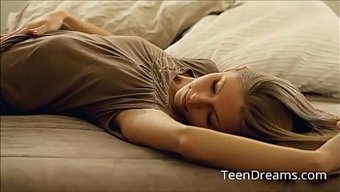 Seksi Genç Angelica Parmaklarıyla Kendini Tatmin Ediyor