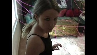 Sevimli 18 Yaşındaki Bir Kız, Darlingcams.Com'Da Dildosuyla Oyunbaz Bir Uyarıma Giriyor.