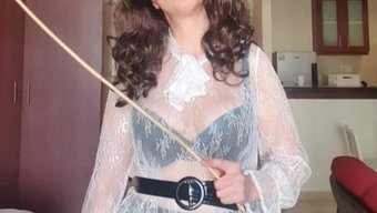 Femdom Metres Lana, Sınıfta Yaramaz Bir Öğrenciyi Cezalandırıyor