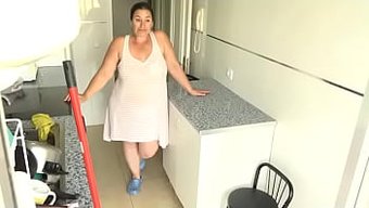 Tombul Anne, Genç Arkadaşına Sıcak Bir Buluşmada Arkadaşça Bir Sakso Çekiyor