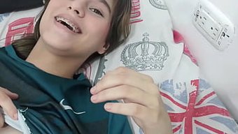 Utangaç Üvey Kız Kardeşimi Baştan Çıkardım, Buharlı Bir Meme Emme Seansına Dalmak Ve Dolgun Göğüslerinde Zirveye Ulaşmak Için.