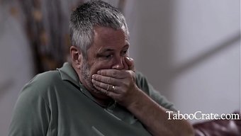 Üvey Oğlan, Üvey Babasını Camdan Atıp Annesini Sikişiyor.