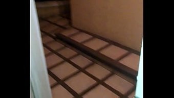 Büyük Göğüslü Karısı Ve Gözetleyicisiyle Otel Odasında Seks