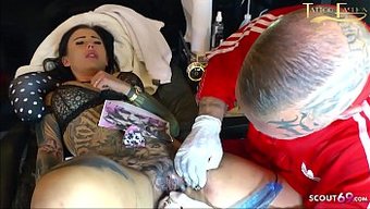 Aşırı Alman Genç Snowwhite, Canlı Videoda Dövmeli Ve Sakso Çekiyor