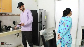 Dövmeli Latin Genç, Bir Derleme Videosunda Oral Ve Anal Zevk Alıyor