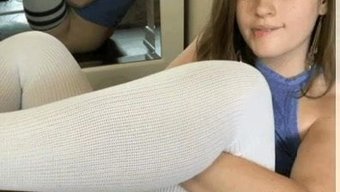 Çoraplı Mastürbasyon: Sevimli Bir Kızın Solo Seansı