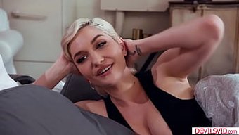 Bu Lezbiyen Videoda Büyük Doğal Göğüsler Ve Kahverengi Amcık Yalatılıyor