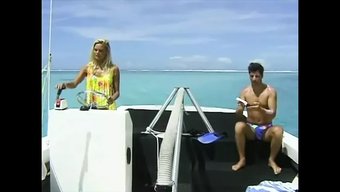 Dina Jewel Ve Katja Kean, Bu Femdom Videoda Bir Itaatkarı Domine Ediyorlar