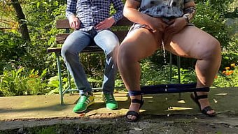 Kıvrımlı Bir Milf'In Halka Açıkta Işerken Çekilen Ev Yapımı Videosu