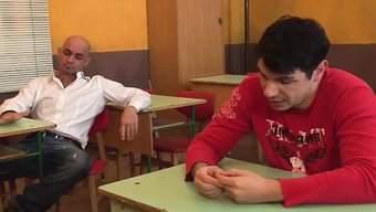 Italyan Öğretmen, Iki Azgın Adamla Üçlü Yapıyor