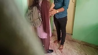 Hint Ev Kadını, Doğal Güzelliğini Azdırıcı Mms'De Sergiliyor