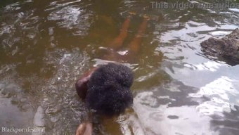 Güzel Bir Afrikalı Köy Kızı Nehirde Banyo Yapıyor Ve Ince Ve Atletik Vücudunu Sergiliyor.