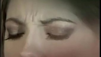 Güzel Beyaz Ve Kahverengi Lezbiyenler Izlenirken Birbirlerine Oral Seks Yapıyor.