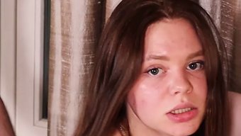Emily Ratakovski, Bir Sakso Çekiyor Ve Amında Bir Yarrağı Sürüyor