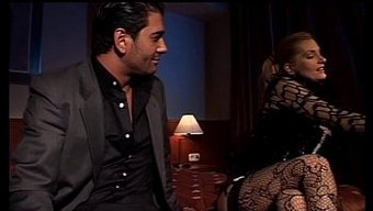 Italyan Porno Yıldızı Eva Falk Anal Seks Ve Derin Boğazın Tadını Çıkarıyor