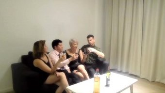 Vahşi Bir Partide Milf Ve Iki Genç Kızla Grup Seks